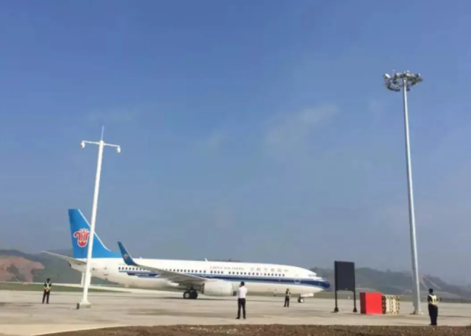 一架东航搭载132人的客机在广西藤县掉落 引发山火！2分钟从8000米坠落地面，现场画面曝光