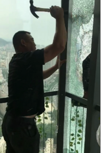 争分夺秒！青岛一男子高空作业时不慎被困35楼外，楼内9位员工砸窗救人