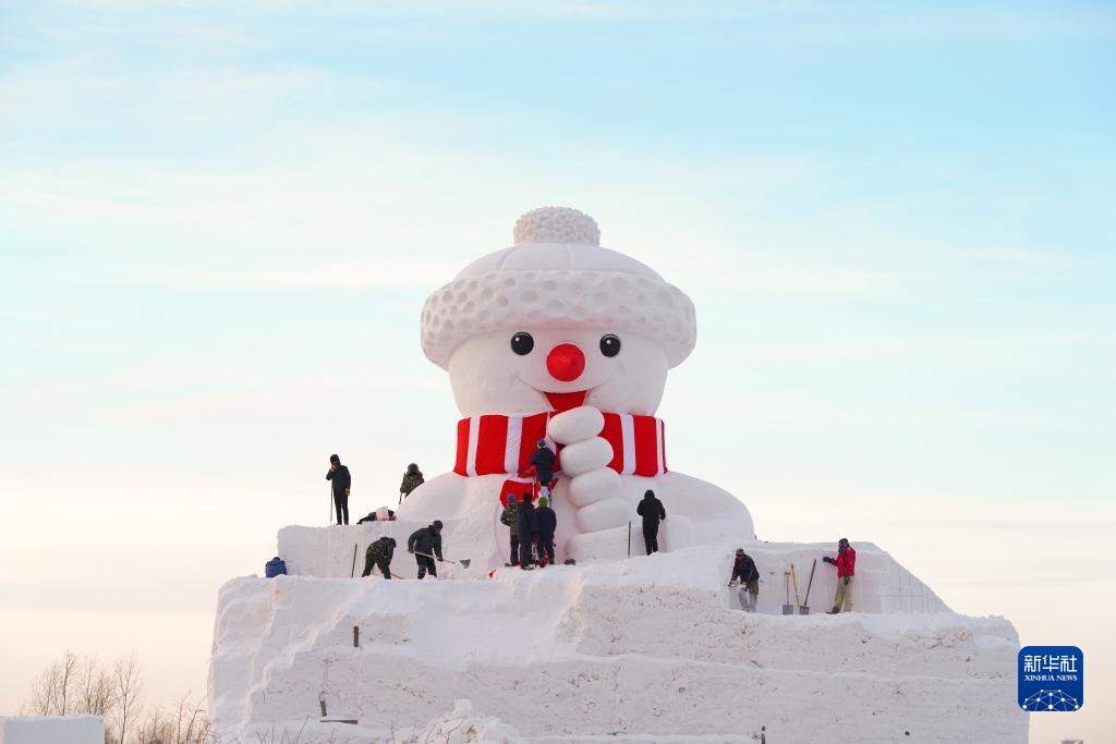 哈尔滨：松花江畔搭起18米高大雪人 