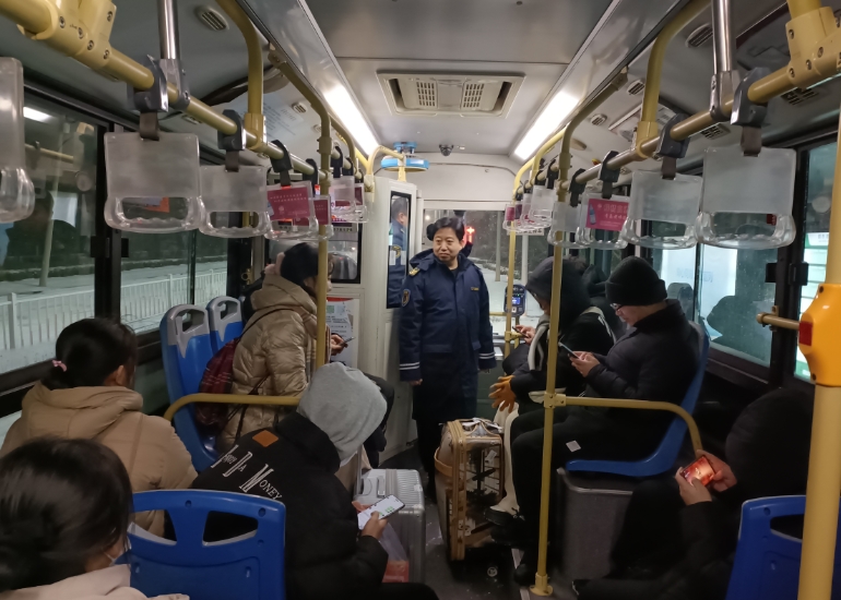 胶州巴士连续三夜接送地铁站滞留乘客1200余人次