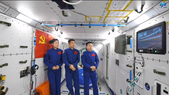 航天员在中国空间站收看党的二十大开幕会