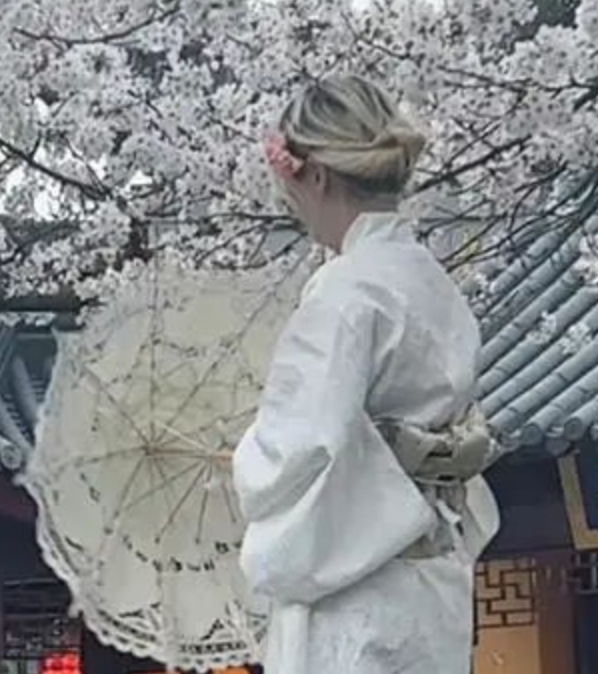 女子穿和服在南京鸡鸣寺樱花下拍照？警方回应